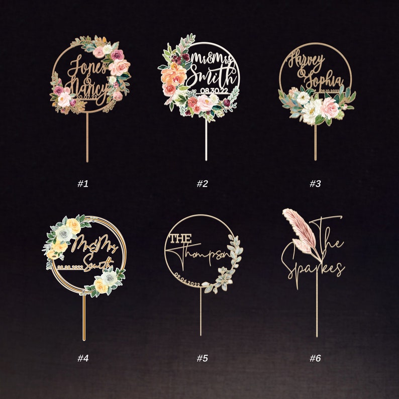 Puede incluir: Seis adornos para tarta circulares y lineales con marcos dorados, arreglos florales y texto personalizado que incluye nombres como Jones & Nancy, Mr & Mrs Smith, Harvey & Sophia, The Thompson y The Sparkes, cada uno con un soporte.