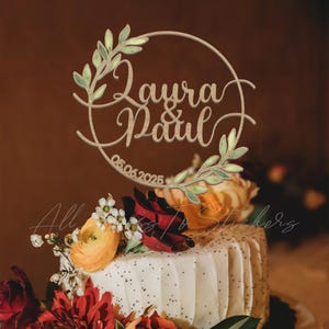 Gepersonaliseerde botanische bruidstaarttopper: houten taartbord met monogram