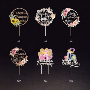 Puede incluir: Seis adornos para pasteles con varios dise&ntilde;os: cuatro marcos circulares con detalles florales y nombres como Thompson y Smith, uno con globos y el n&uacute;mero 6 para Amelia, y otro con un n&uacute;mero 6 grande y hadas para Isabella.