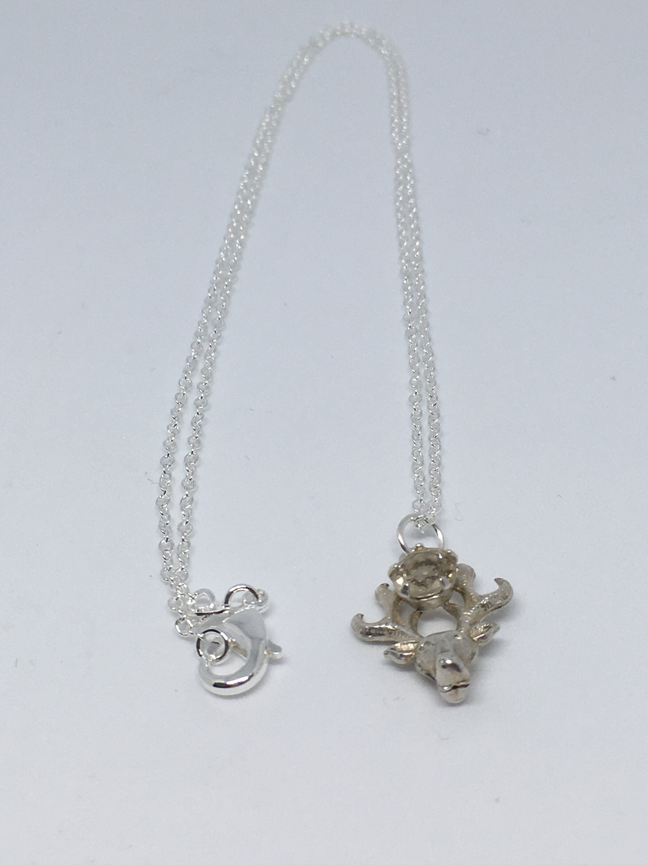Collier Ancien Chaîne Dorée Avec Pendentif Tête De Cerf - Occasion