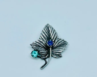 Vintage Sterling Silver Ward Brothers mooie en zeldzame Maple Leaf broche met blauwe en groene stenen