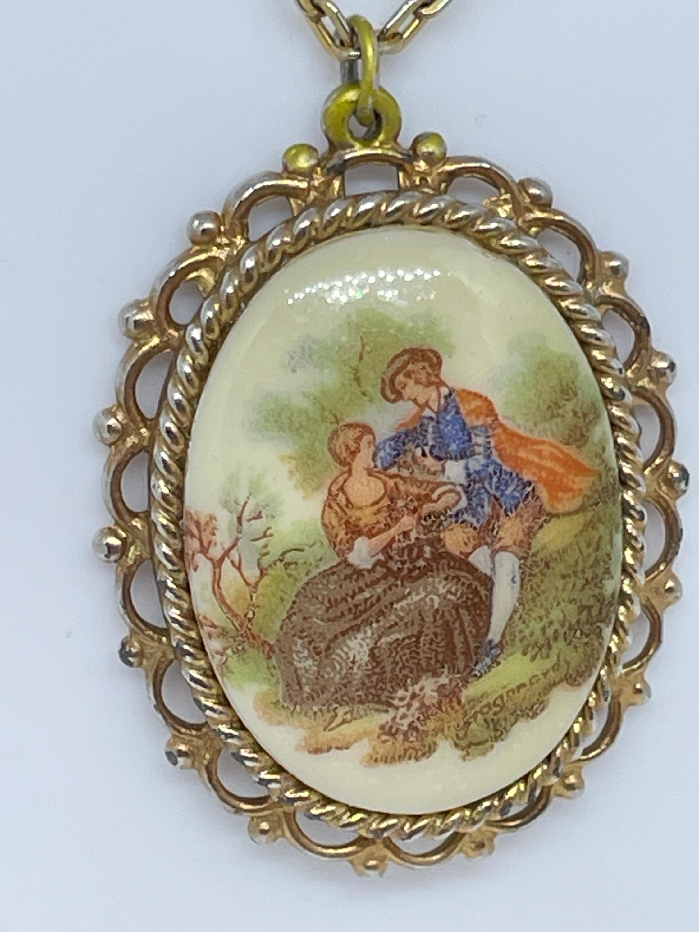 Pendentif Vintage Camée Fragonard - Scène Romantique Porcelaine Sur Métal Argenté - Avec Chaîne