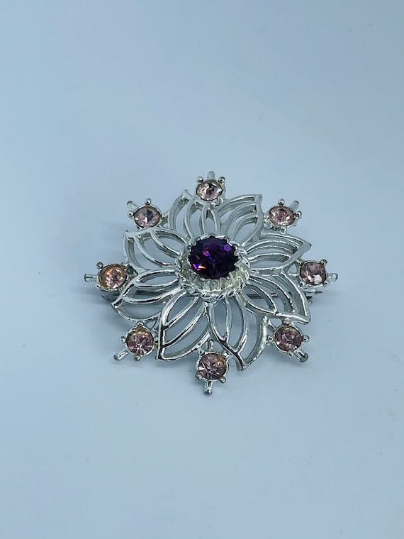 Exquisite Flower design rhinestone brooch with pu… - image 1