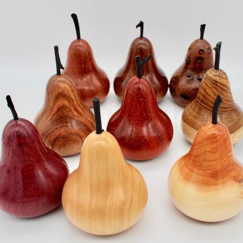 Poires en bois. Poires faites à la main