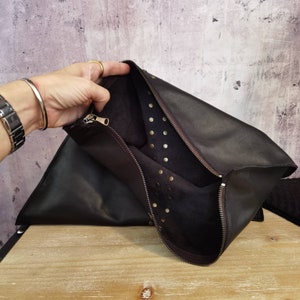 Cartera grande de piel con solapa y tachuelas, bolso con cremallera personalizado, monedero negro para mujer, bolso de mano de piel auténtica hecho a mano, regalo para ella imagen 8