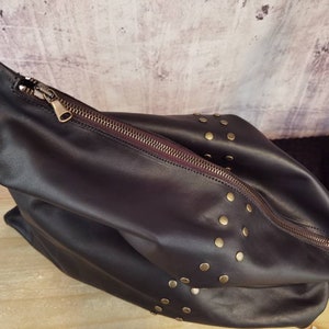 Cartera grande de piel con solapa y tachuelas, bolso con cremallera personalizado, monedero negro para mujer, bolso de mano de piel auténtica hecho a mano, regalo para ella imagen 10