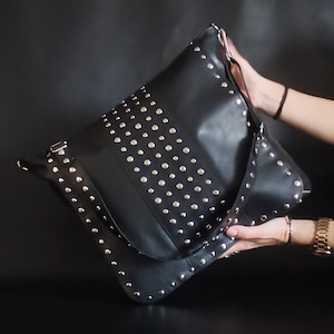 Grand sac besace en cuir, Sac noir avec rabat clouté, Sac bandoulière surdimensionné, Sac bandoulière avec bandoulière réglable, Cadeau pour meilleure amie