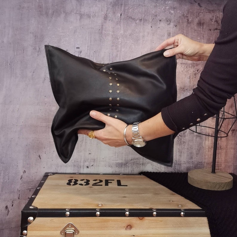 Cartera grande de piel con solapa y tachuelas, bolso con cremallera personalizado, monedero negro para mujer, bolso de mano de piel auténtica hecho a mano, regalo para ella imagen 2
