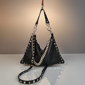 Sac en cuir noir avec fermeture éclair, sac en cuir clouté, sac en cuir clouté bohème rock, femmes de style rocker, sac en cuir souple, bandoulière en cuir