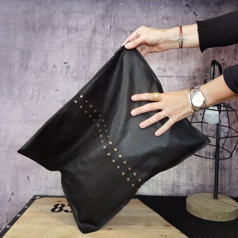 Cartera grande de piel con solapa y tachuelas, bolso con cremallera personalizado, monedero negro para mujer, bolso de mano de piel auténtica hecho a mano, regalo para ella imagen 1