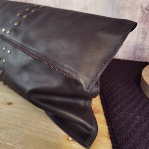Cartera grande de piel con solapa y tachuelas, bolso con cremallera personalizado, monedero negro para mujer, bolso de mano de piel auténtica hecho a mano, regalo para ella imagen 4