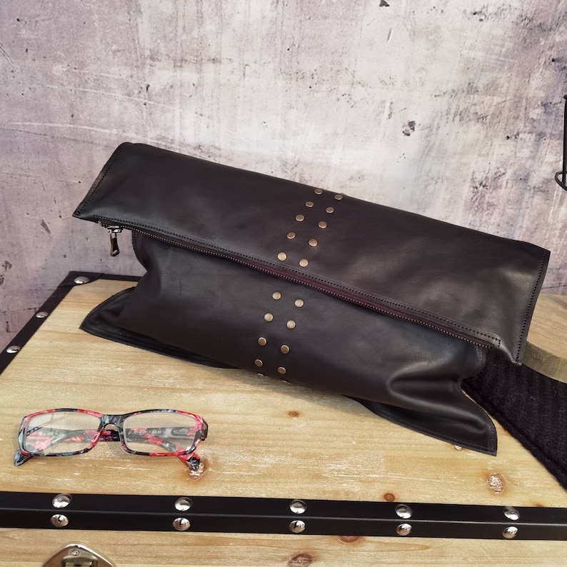 Cartera grande de piel con solapa y tachuelas, bolso con cremallera personalizado, monedero negro para mujer, bolso de mano de piel auténtica hecho a mano, regalo para ella imagen 9