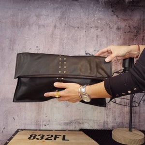 Cartera grande de piel con solapa y tachuelas, bolso con cremallera personalizado, monedero negro para mujer, bolso de mano de piel auténtica hecho a mano, regalo para ella imagen 3