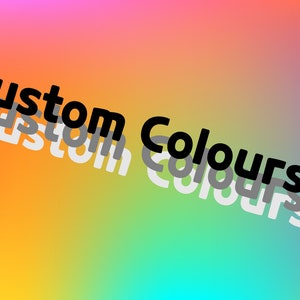 以下が含まれることがあります： 黒、グレー、白で繰り返される「Custom Colours」というテキストが書かれたカラフルなグラデーション背景
