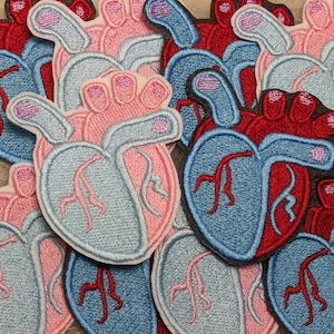 Parche termoadhesivo de corazón anatómico en tonos pastel de 70 mm