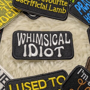 Whimsical Idiot 90 mm opstrijkbare patch