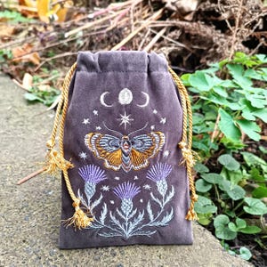 Bolsa de tarot de terciopelo grafito. Bolsa de tarot con bordado de cardo, mariposa y calavera. imagen 6