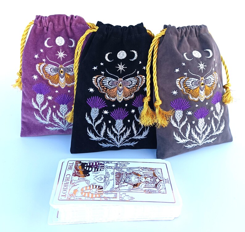 Bolsa de tarot de terciopelo grafito. Bolsa de tarot con bordado de cardo, mariposa y calavera. imagen 20