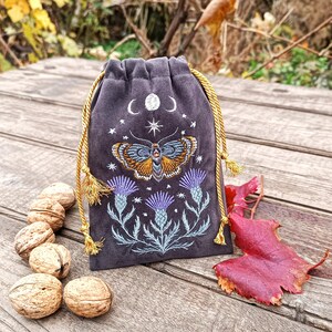 Bolsa de tarot de terciopelo grafito. Bolsa de tarot con bordado de cardo, mariposa y calavera. imagen 10