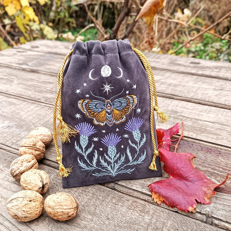 Bolsa de tarot de terciopelo grafito. Bolsa de tarot con bordado de cardo, mariposa y calavera. imagen 10