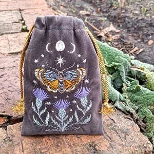Bolsa de tarot de terciopelo grafito. Bolsa de tarot con bordado de cardo, mariposa y calavera. imagen 15