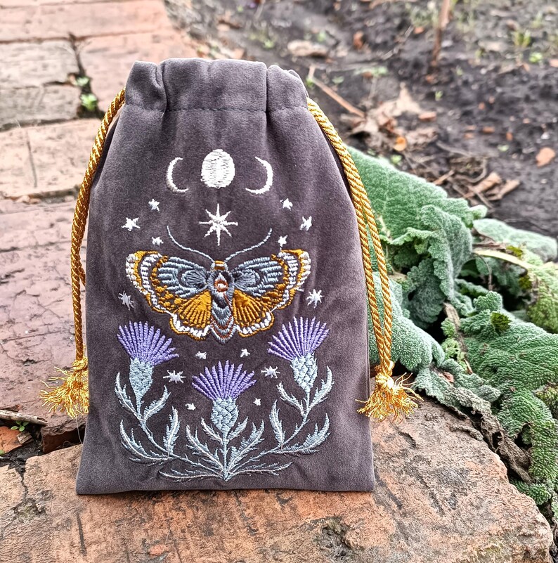 Bolsa de tarot de terciopelo grafito. Bolsa de tarot con bordado de cardo, mariposa y calavera. imagen 15