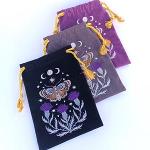 Bolsa de tarot de terciopelo grafito. Bolsa de tarot con bordado de cardo, mariposa y calavera. imagen 19