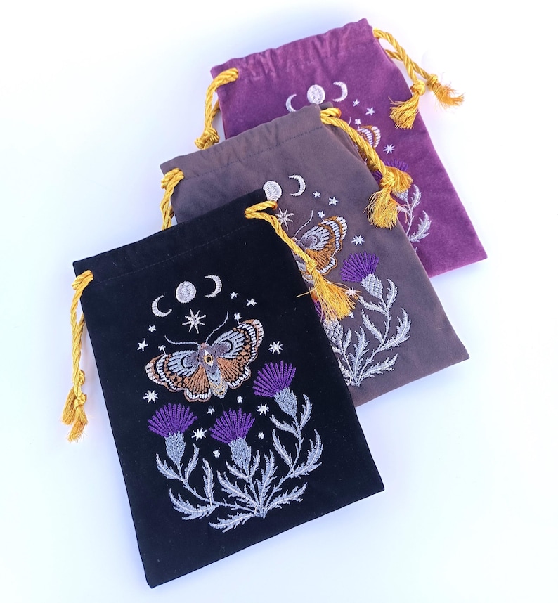 Bolsa de tarot de terciopelo grafito. Bolsa de tarot con bordado de cardo, mariposa y calavera. imagen 19