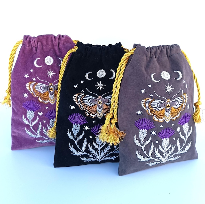 Bolsa de tarot de terciopelo grafito. Bolsa de tarot con bordado de cardo, mariposa y calavera. imagen 3