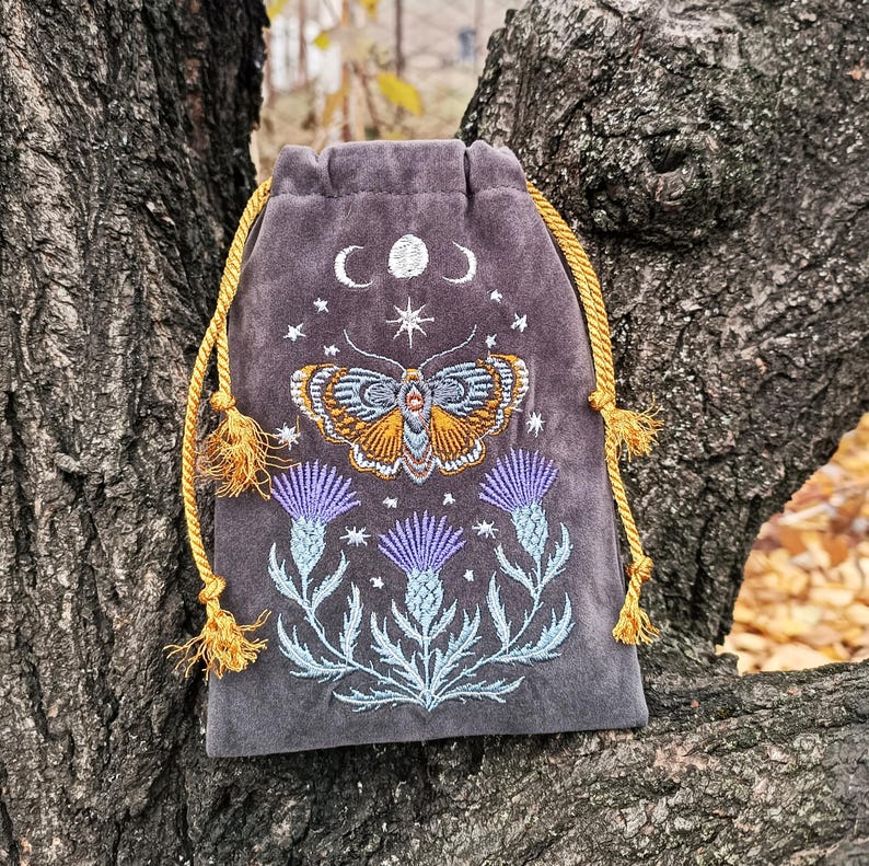 Bolsa de tarot de terciopelo grafito. Bolsa de tarot con bordado de cardo, mariposa y calavera. imagen 12