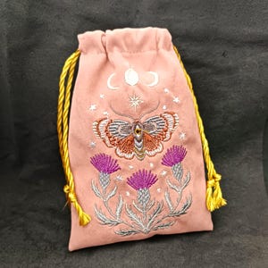 Bolsa de tarot de terciopelo grafito. Bolsa de tarot con bordado de cardo, mariposa y calavera. imagen 16