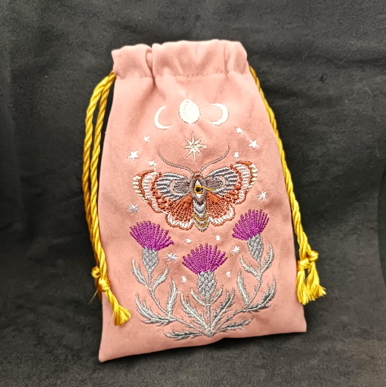 Bolsa de tarot de terciopelo grafito. Bolsa de tarot con bordado de cardo, mariposa y calavera. imagen 16