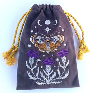 Bolsa de tarot de terciopelo grafito. Bolsa de tarot con bordado de cardo, mariposa y calavera. imagen 1