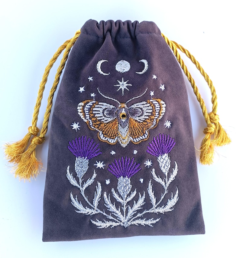 Bolsa de tarot de terciopelo grafito. Bolsa de tarot con bordado de cardo, mariposa y calavera. imagen 1