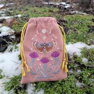 Bolsa de tarot de terciopelo grafito. Bolsa de tarot con bordado de cardo, mariposa y calavera. imagen 17
