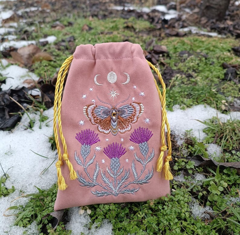 Bolsa de tarot de terciopelo grafito. Bolsa de tarot con bordado de cardo, mariposa y calavera. imagen 17