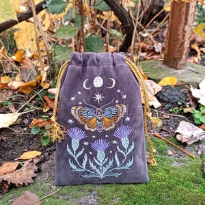 Bolsa de tarot de terciopelo grafito. Bolsa de tarot con bordado de cardo, mariposa y calavera. imagen 11