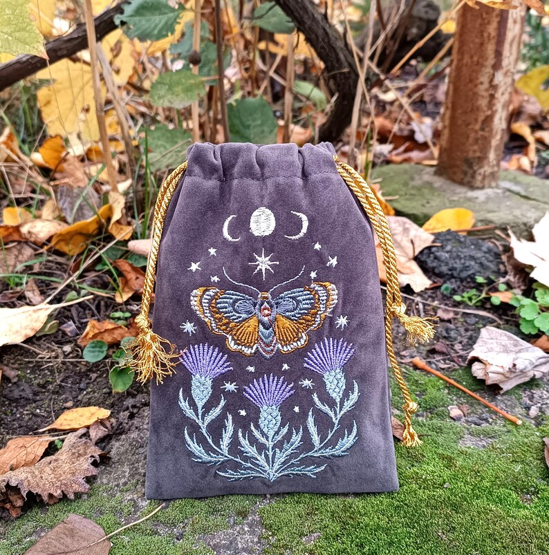 Bolsa de tarot de terciopelo grafito. Bolsa de tarot con bordado de cardo, mariposa y calavera. imagen 11