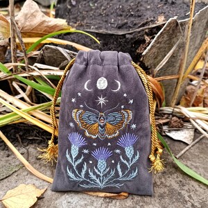 Bolsa de tarot de terciopelo grafito. Bolsa de tarot con bordado de cardo, mariposa y calavera. imagen 7