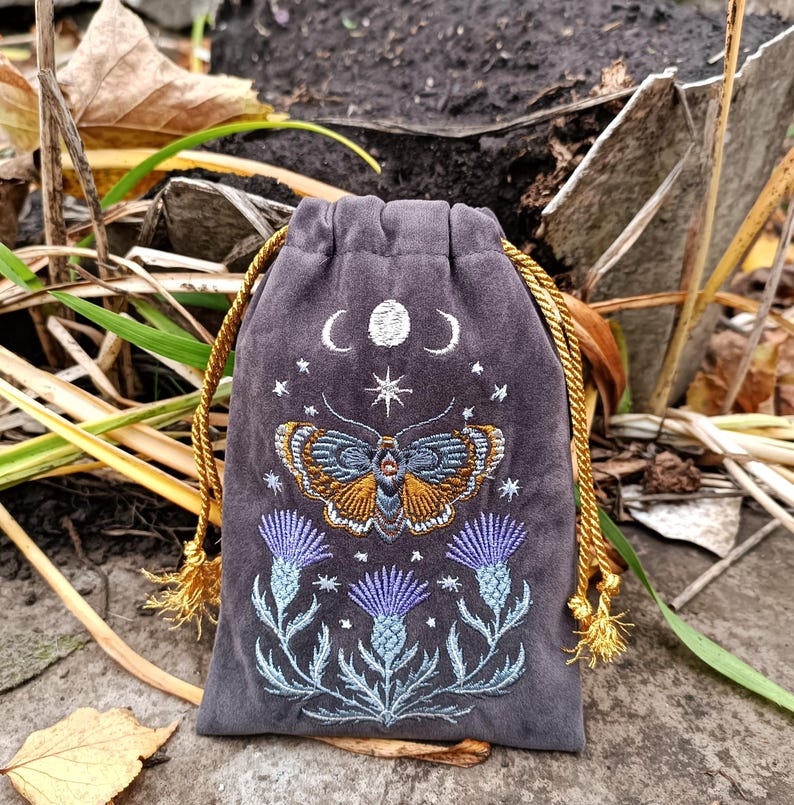 Bolsa de tarot de terciopelo grafito. Bolsa de tarot con bordado de cardo, mariposa y calavera. imagen 7