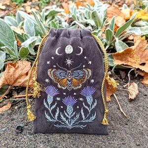 Bolsa de tarot de terciopelo grafito. Bolsa de tarot con bordado de cardo, mariposa y calavera. imagen 9