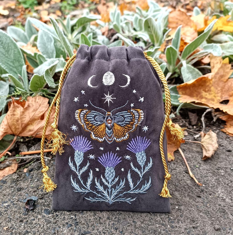 Bolsa de tarot de terciopelo grafito. Bolsa de tarot con bordado de cardo, mariposa y calavera. imagen 9