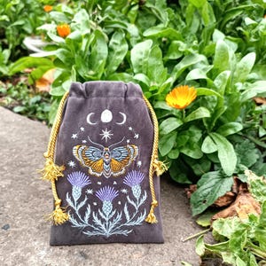 Bolsa de tarot de terciopelo grafito. Bolsa de tarot con bordado de cardo, mariposa y calavera. imagen 13