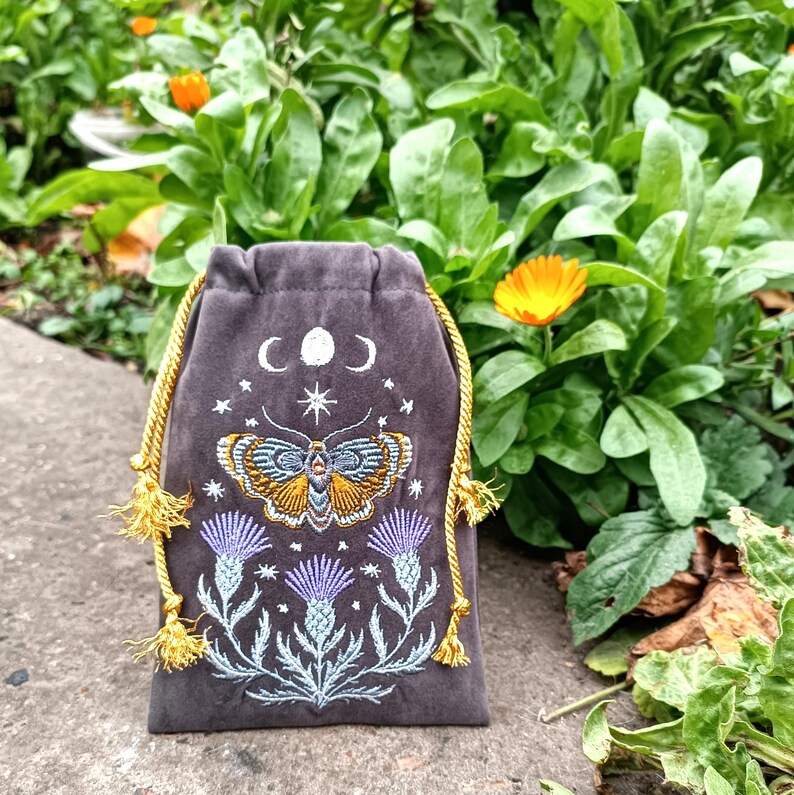 Bolsa de tarot de terciopelo grafito. Bolsa de tarot con bordado de cardo, mariposa y calavera. imagen 13
