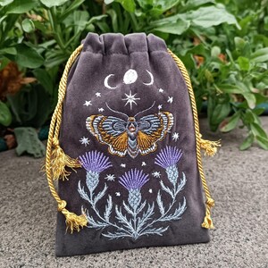 Bolsa de tarot de terciopelo grafito. Bolsa de tarot con bordado de cardo, mariposa y calavera. imagen 4