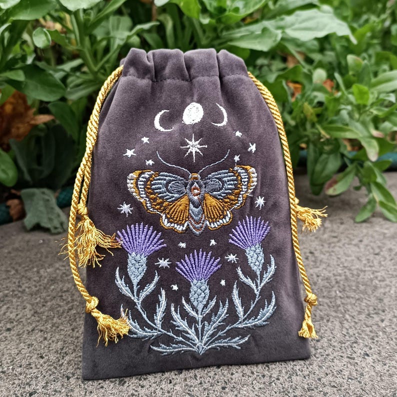 Bolsa de tarot de terciopelo grafito. Bolsa de tarot con bordado de cardo, mariposa y calavera. imagen 4
