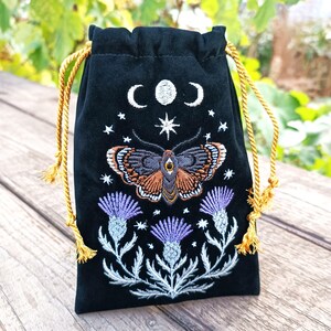 Bolsa de tarot de terciopelo grafito. Bolsa de tarot con bordado de cardo, mariposa y calavera. imagen 18