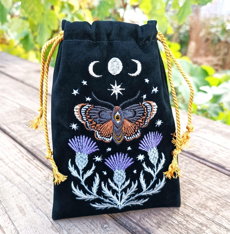 Bolsa de tarot de terciopelo grafito. Bolsa de tarot con bordado de cardo, mariposa y calavera. imagen 18