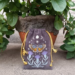 Bolsa de tarot de terciopelo grafito. Bolsa de tarot con bordado de cardo, mariposa y calavera. imagen 8