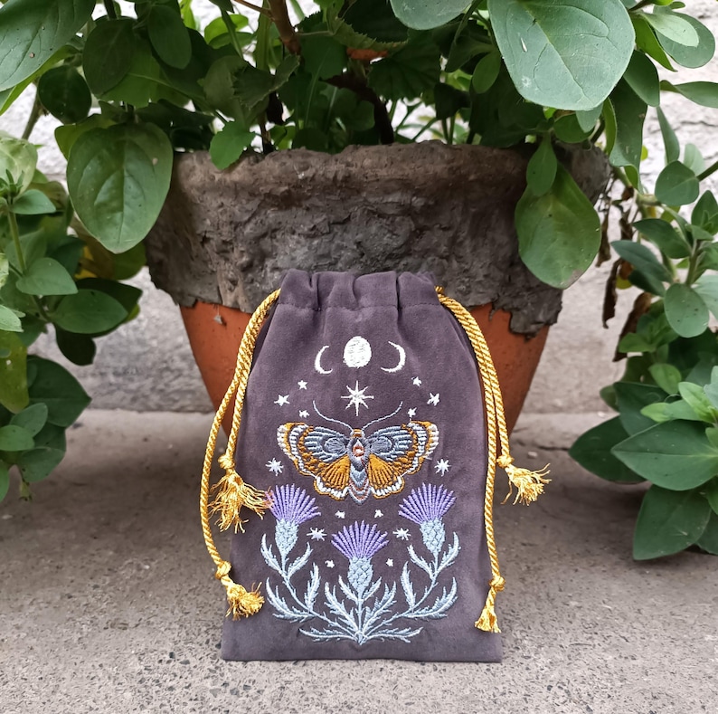 Bolsa de tarot de terciopelo grafito. Bolsa de tarot con bordado de cardo, mariposa y calavera. imagen 8